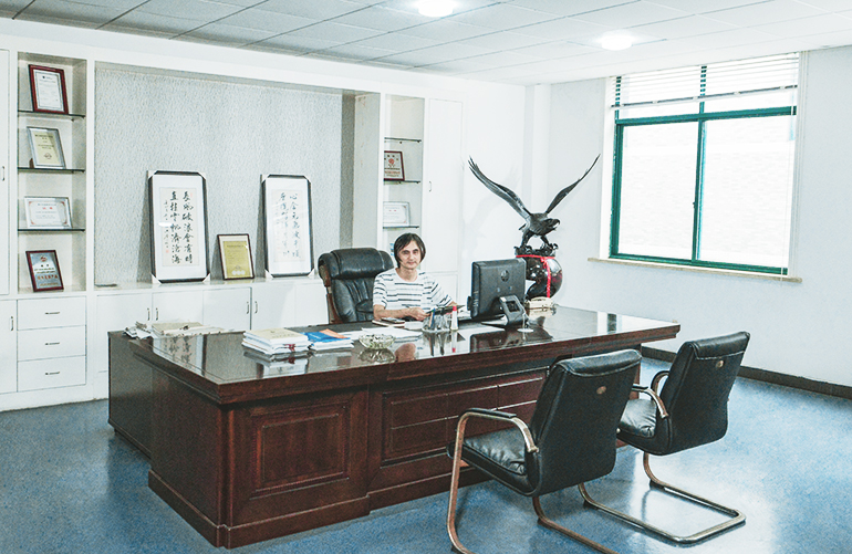 5dde10700bd50.jpg 領(lǐng)導(dǎo)辦公室.jpg